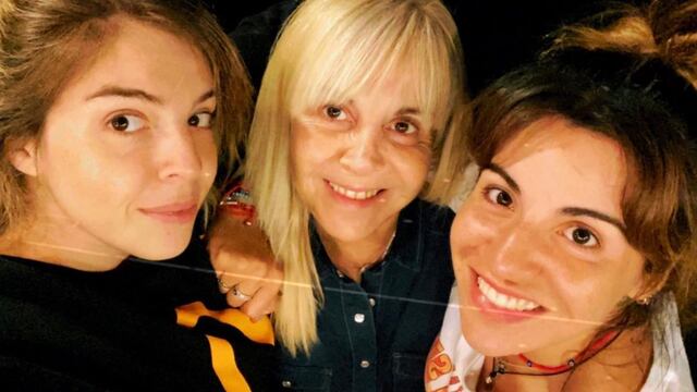 Dalma y Giannina junto a Claudia Villafañe.