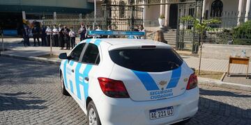 El intendente de la ciudad recibió el vehículo. (Foto: El Periodico)
