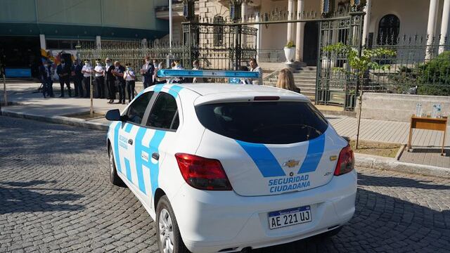 El intendente de la ciudad recibió el vehículo. (Foto: El Periodico)