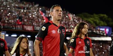 El capitán entró al campo de juego junto a sus hijas Alma y Aitana.