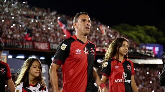 El capitán entró al campo de juego junto a sus hijas Alma y Aitana.