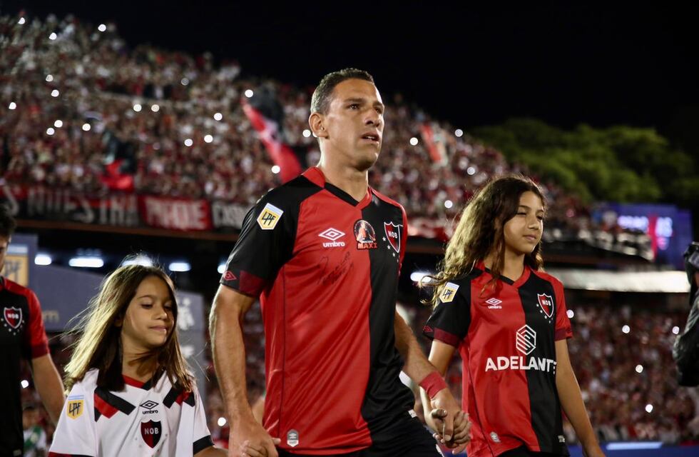 Maxi Rodríguez se retiró en una noche de fiesta con lágrimas y sorpresas