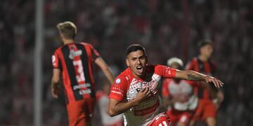 Santiago Rodríguez ya clavó un golazo y sale disparado a celebrar. Fue el 1-0 de Instituto sobre Defensores de Belgrano. (Facundo Luque / La Voz)