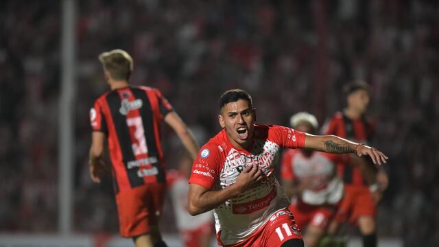 Santiago Rodríguez ya clavó un golazo y sale disparado a celebrar. Fue el 1-0 de Instituto sobre Defensores de Belgrano. (Facundo Luque / La Voz)