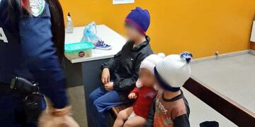 Los niños hallados fueron asistidos por la Policía (Gentileza Javier Sassi).
