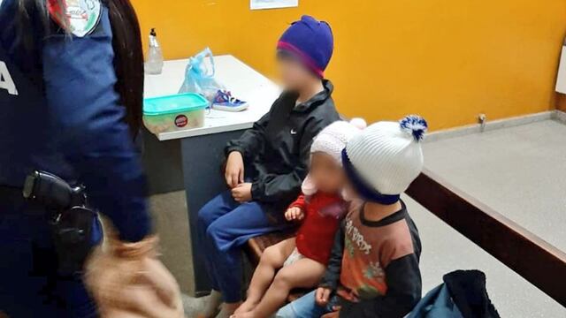 Los niños hallados fueron asistidos por la Policía (Gentileza Javier Sassi).