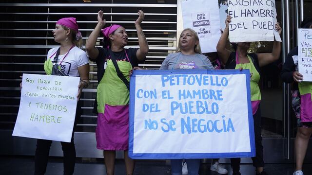 Organizaciones sociales esperan en la puerta de las oficinas de Pettovello.  Denuncian falta de entrega de alimentos a comedores. Gentileza Clarín