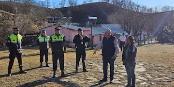 El mandatario tucumano y su vicegobernador Miguel Acevedo recorrieron en helicoptero tres pueblos