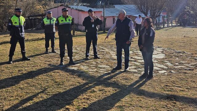 El mandatario tucumano y su vicegobernador Miguel Acevedo recorrieron en helicoptero tres pueblos