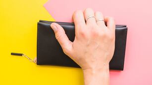 Adiós a la billetera negra: el color que debés usar para atraer abundancia, según el Feng Shui.