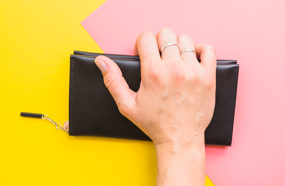 Adiós a la billetera negra: el color que debés usar para atraer abundancia, según el Feng Shui