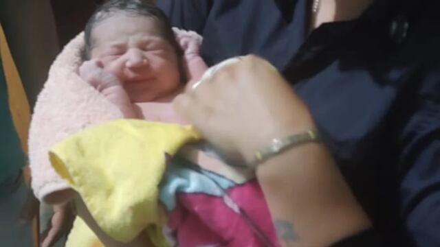 Agustina nació en Bahía Blanca el mediodía de Navidad asistida por dos policías.