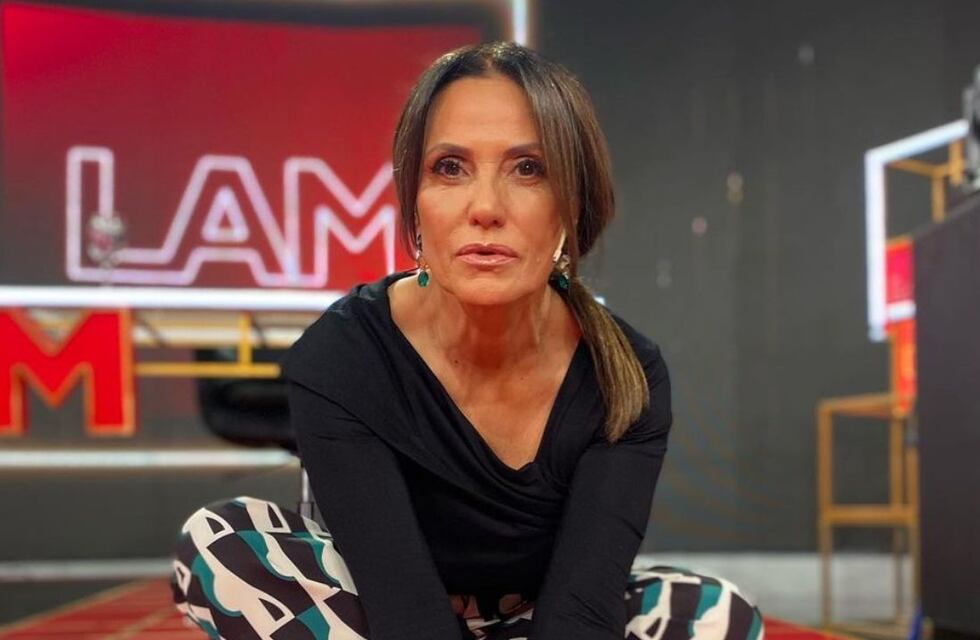 Fernanda Callejón deslumbró en televisión con un minivestido cut-out fucsia