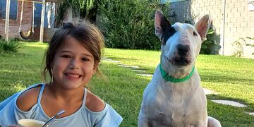 Día Mundial del Perro: puntanas y puntanos con sus mascotas. (Delfina con Argos en Juana Koslay)