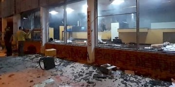 Así quedó la sede del diario El Chubut que fue atacado por los manifestantes antimineros (@diariohoynet).