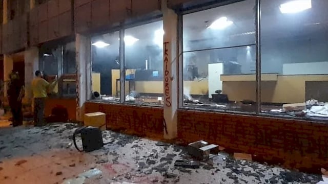 Así quedó la sede del diario El Chubut que fue atacado por los manifestantes antimineros (@diariohoynet).