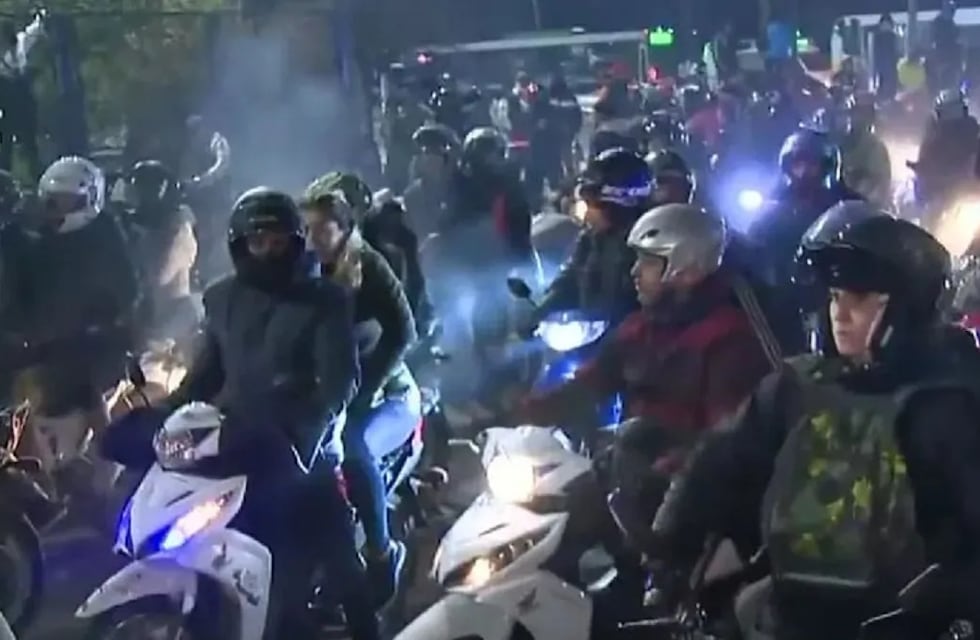 Fanáticos despiden a “El Noba” con una masiva caravana de motos
