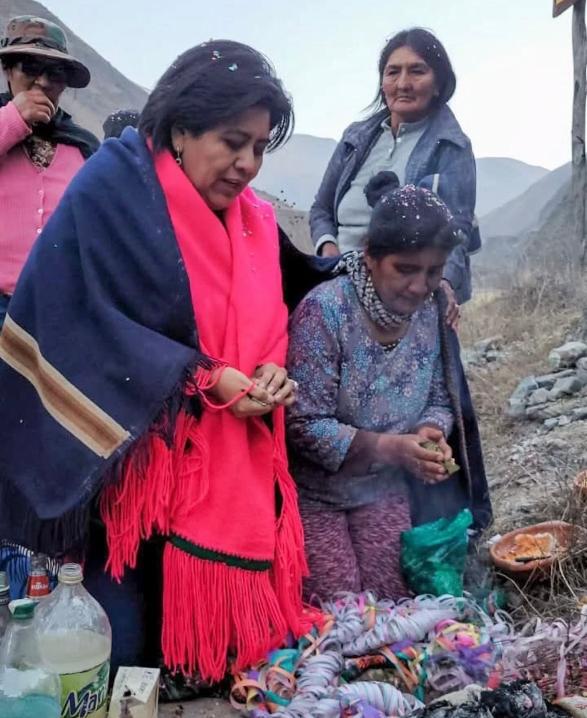 En las alturas de las montañas jujeñas, invitada por una comunidad la autora de la nota, la diputada nacional Natalia Sarapura, participa en la ancestral ceremonia de tributo a la Pachamama.