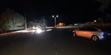 El auto con cinco ocupantes chocó contra un poste de luz.