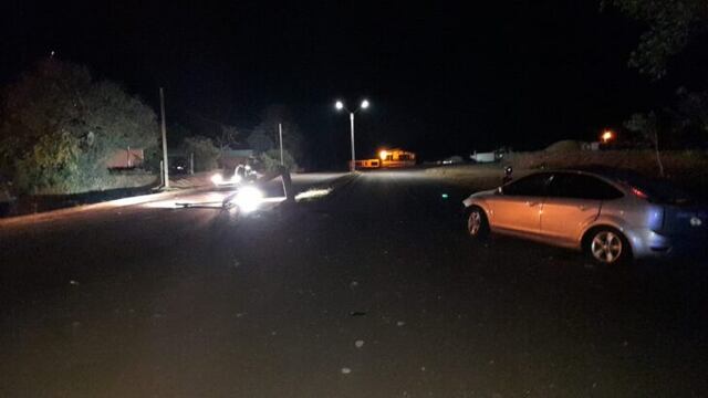 El auto con cinco ocupantes chocó contra un poste de luz.