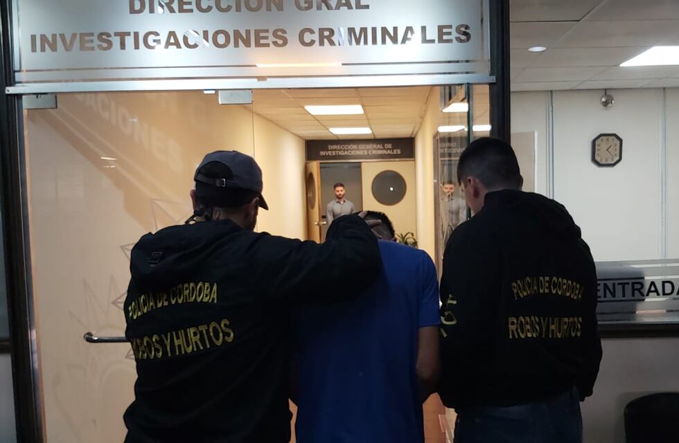 Destruyó la pared de un banco en Córdoba y huyó: fue detenido e imputado