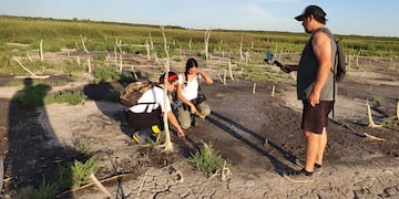 Equipo de Natura International, Yani y Ale junto a Gabriel de Vía Ansenuza.