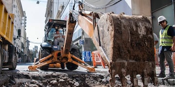 La reconstrucción de calle Santa Fe ya se extendió hacia Mitre.