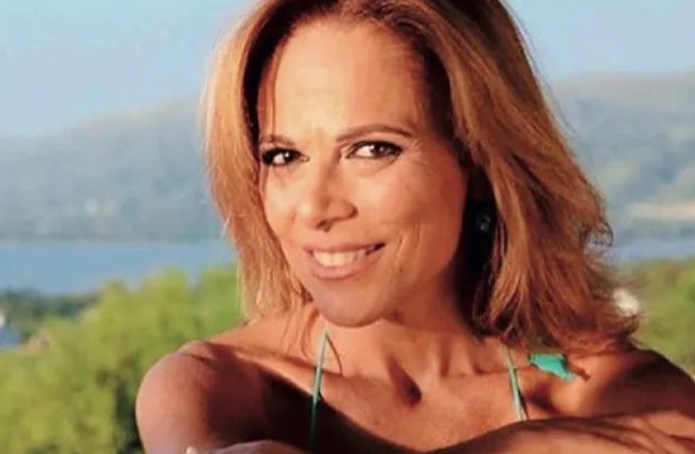 A los 56, Iliana Calabro mostró sus curvas bailando en microbikini en la pileta