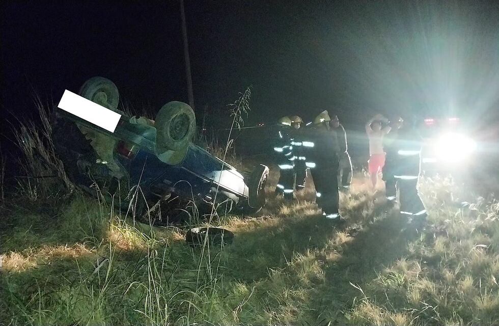 Arroyito: un conductor perdió el control del vehículo, tumbó en la ruta E52 y sufrió heridas de consideración