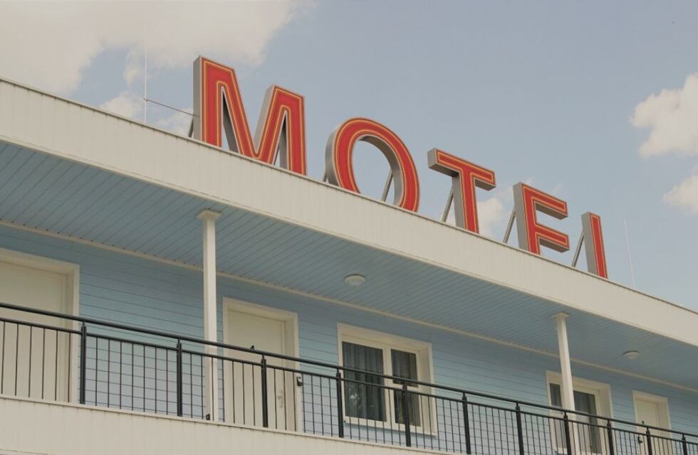 Madrugada fogosa: no quisieron irse del motel y enojados prendieron fuego una cama