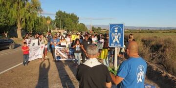 Decenas de familiares y cercanos a Melisa Castro la homenajearon en el lugar de su muerte en Angaco.
