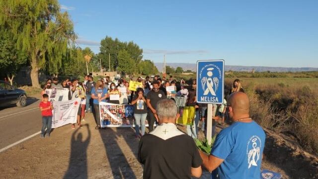 Decenas de familiares y cercanos a Melisa Castro la homenajearon en el lugar de su muerte en Angaco.