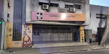 La secundaria Leónidas Gambartes suspendió la actividad en Paraguay al 1200.