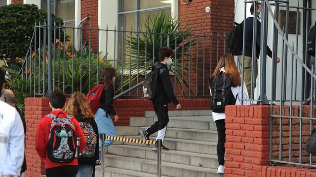 Estudiantes ingresan a la escuela ORT del barrio porteño de Núñez, luego de que la Ciudad ratificara las clases presenciales. (Federico López Claro)