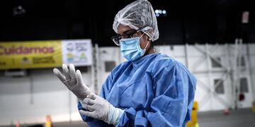 Personal sanitario prepara pruebas para detectar la covid- 19 en un centro de control de la Ciudad de Buenos Aires. (Foto: EFE/Juan Ignacio Roncoroni)