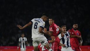 El zaguero Juan Rodríguez la manda a la red para el empate de Talleres. Un par de minutos después Federico Girotti pondría el 2 a 1 sobre el Bicho (Javier Ferreyra / La Voz).