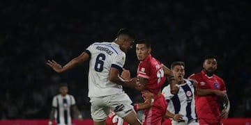 El zaguero Juan Rodríguez la manda a la red para el empate de Talleres. Un par de minutos después Federico Girotti pondría el 2 a 1 sobre el Bicho (Javier Ferreyra / La Voz).