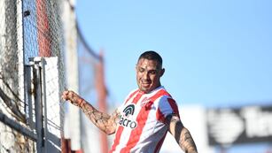 El festejo de Fernando Alarcón para el 1-0 de Instituto ante Platense por la Liga Profesional. (Javier Ferreyra / La Voz)