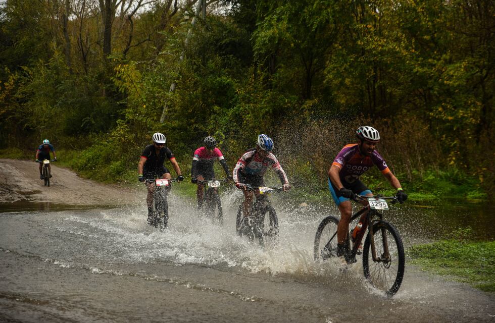 Ciclistas de Arroyito participan de la edición 25 del Desafío del Río Pinto