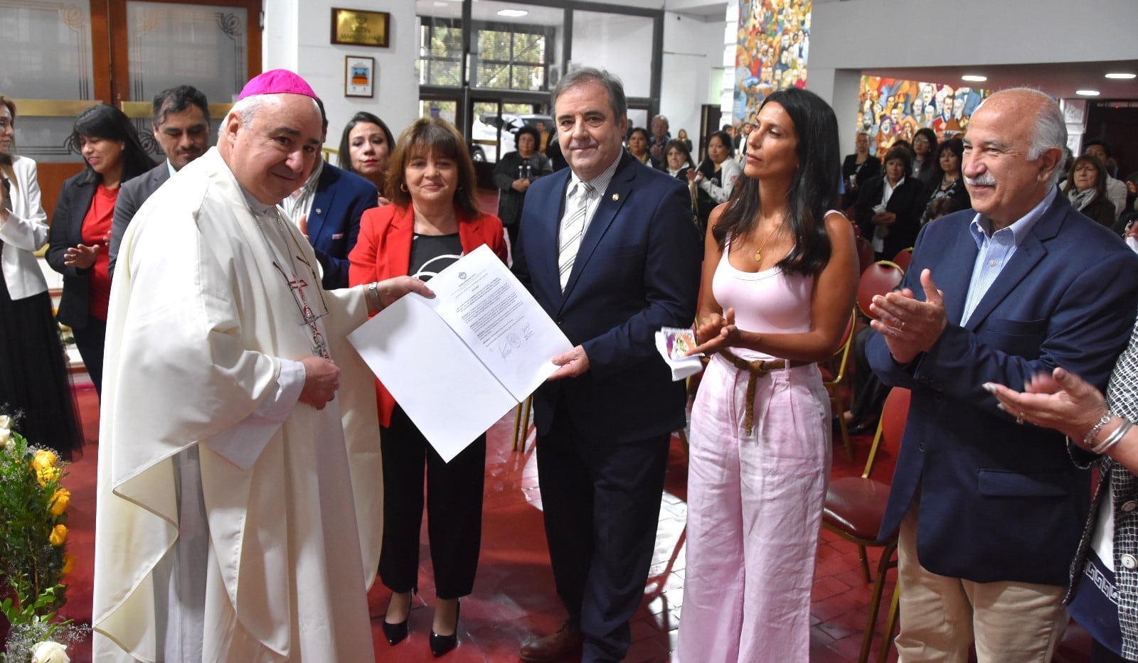 El vicegobernador Bernis y legisladores entregan al obispo Fernández la ley 6.476 que declara "Patrimonio Histórico Cultural de la Provincia" al Santuario de Río Blanco.