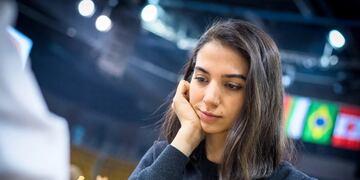 La ajedrecista iraní, Sara Khadem, compite sin usar el velo en el Mundial de Kazajistán.