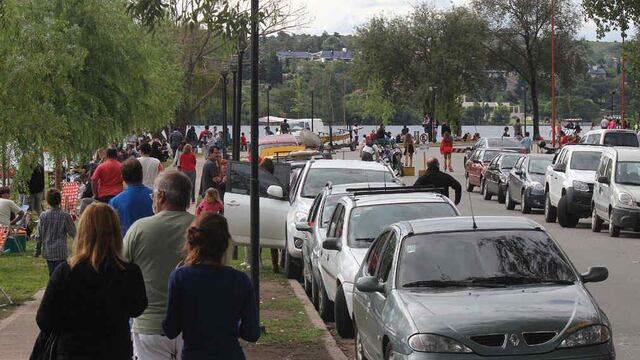 Gran afluencia de turistas repercutió en las rutas: la autopista Córdoba-Carlos Paz es la que mayor circulación de vehículos registró (La Voz).