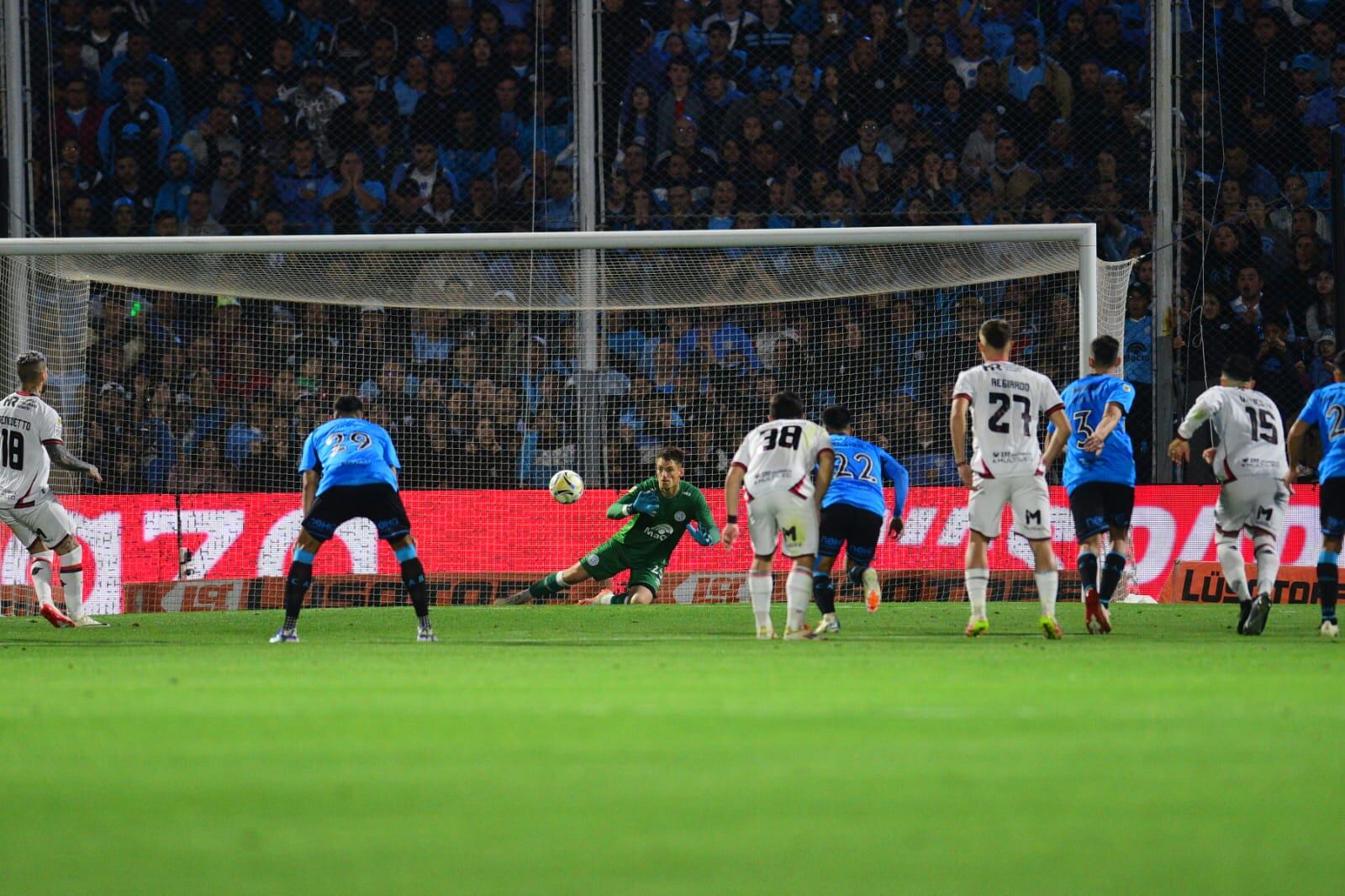 Thiago Cardozo le atajó un penal a Benedetto en el partido que Belgrano juega con Newell's en Alberdi. (Javier Ferreyra / La Voz)