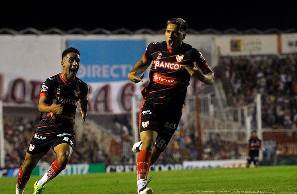 Instituto le ganó a Ferro un partido increíble y se prende arriba