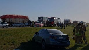 Unos 40 vehículos involucrados en un choque en cadena en autopista Rosario-Córdoba: murió una persona.