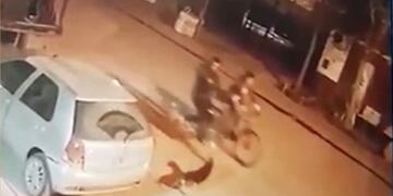 El momento en el que un joven dispara a un perro en la vía pública