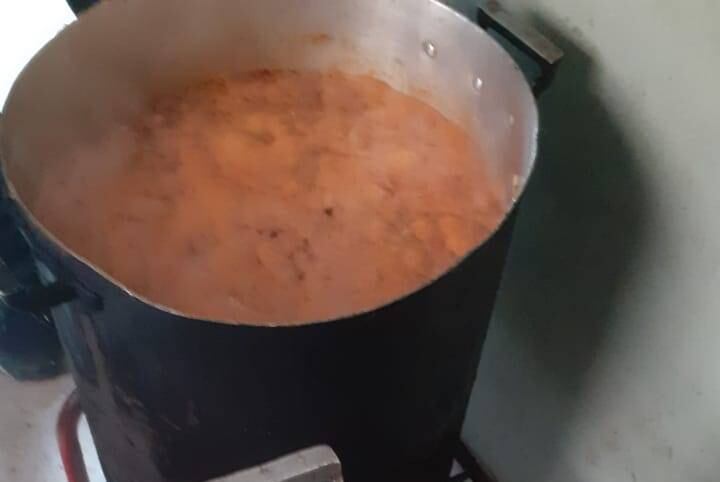 La Barra de los trapos, la hinchada de Atlético de Rafaela, organizó una olla popular en el barrio 2 de abril