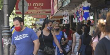 El centro mendocino se vió desbordado de gente en los días previos a la Navidad. Buen augurio para los comerciantes. Gentileza Los Andes