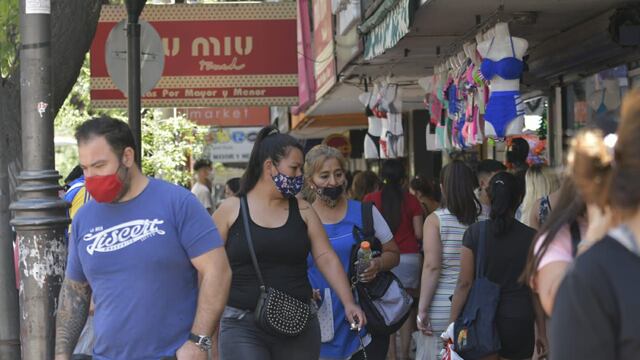 El centro mendocino se vió desbordado de gente en los días previos a la Navidad. Buen augurio para los comerciantes. Gentileza Los Andes