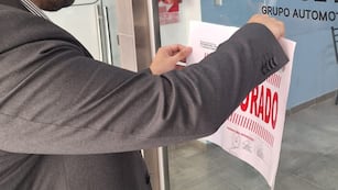 Una concesionaria en el centro de Córdoba fue clausurada y tendría conexiones con otra firma ya cerrada por el mismo motivo.